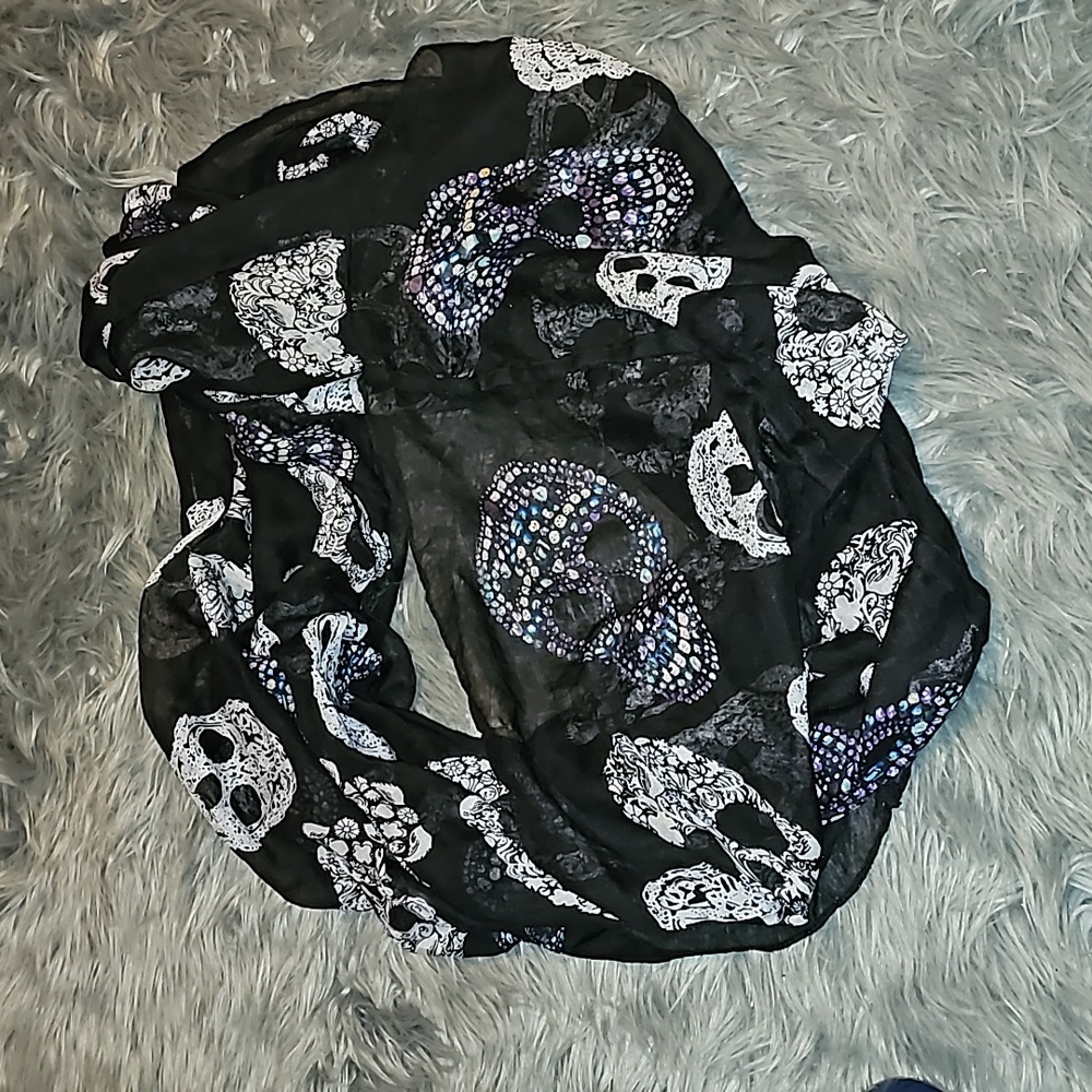 Women's skull infinity scarf🧣. Very nice! Light weight